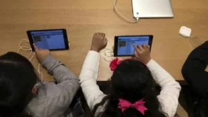 أضرار استخدام الهاتف للأطفال تحت 12 عاماً بين الاكتئاب والسمنة مؤكدةً بالأبحاث